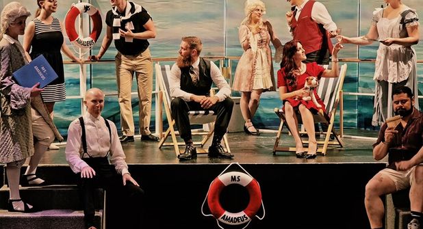 Auf dem Kreuzfahrtschiff „MS Amadeus“ treffen sich einige der bekanntesten Figuren aus Wolfgang Amadeus Mozarts Opern zu einer Reise voller Liebe, Eifersucht und großer Emotionen.