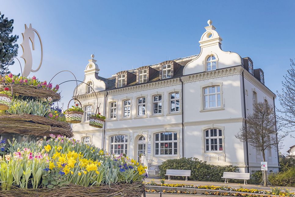In Deutschland sehr beliebt: Das Ostseebad Timmendorfer Strand mit seiner kleinen Schwester Niendorf/Ostsee. Hier das „Alte Rathaus“ am Timmendorfer Platz mit dem alljährlichen „Osterbrunnen“.