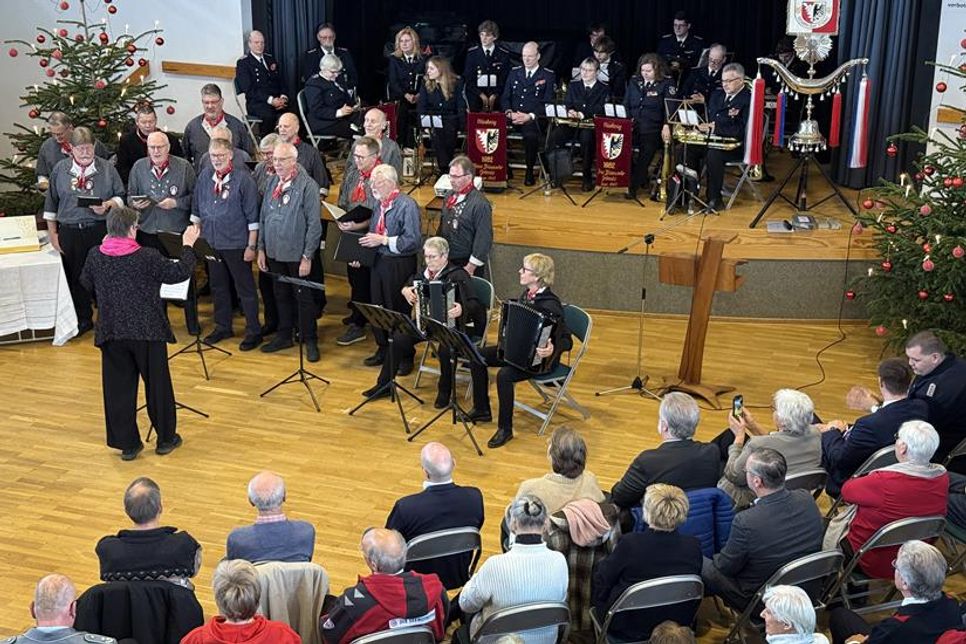 Im voll besetzten Saal des Klosterkrugs begeisterten der Feuerwehrmusikzug Grömitz und der Grömitzer Shantychor die Gäste.