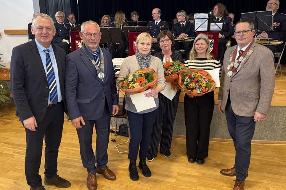 Manfred Wohnrade (lks.), Matthias Dammer und Sebastian Rieke (re.) ehrten Peggy Andersen-Hartwig, Marion Lindner und Maria Kononov für ihr Engagement beim kostenlosen Frühstück für Schulkinder.