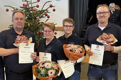 Ehrung des „Teams Kommersleitung beim Bürgervogelschießen Cismar“, bestehend aus Burkhard Glaser, Daniela Knoop, Sabrina Prüss und Henning Siems. (v. lks.).