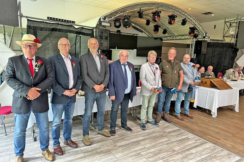 Ältermann Carsten Gonsior mit den diesjährigen Stadtfahnenträgern Bernd-Konrad Mews, Arne Matthiensen, und Arnold Laenger, die von ihren Vorgängern Jan-Christian Thode, Jan Stark und Clemens Waschik unter anderem die Schärpen überreicht bekamen.