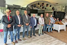 Ältermann Carsten Gonsior mit den diesjährigen Stadtfahnenträgern Bernd-Konrad Mews, Arne Matthiensen, und Arnold Laenger, die von ihren Vorgängern Jan-Christian Thode, Jan Stark und Clemens Waschik unter anderem die Schärpen überreicht bekamen.