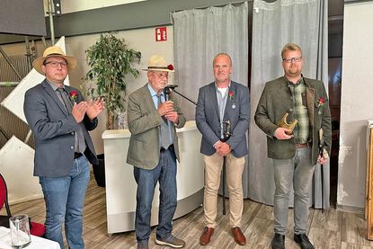 Adjutant Stefan Schlüter und Major Bernd Schultz dankten den ausgeschiedenen Leutnants Carsten Falk und Lennard Maaß für ihren langjährigen Einsatz im Offizierskorps der St. Johannis Toten- und Schützengilde