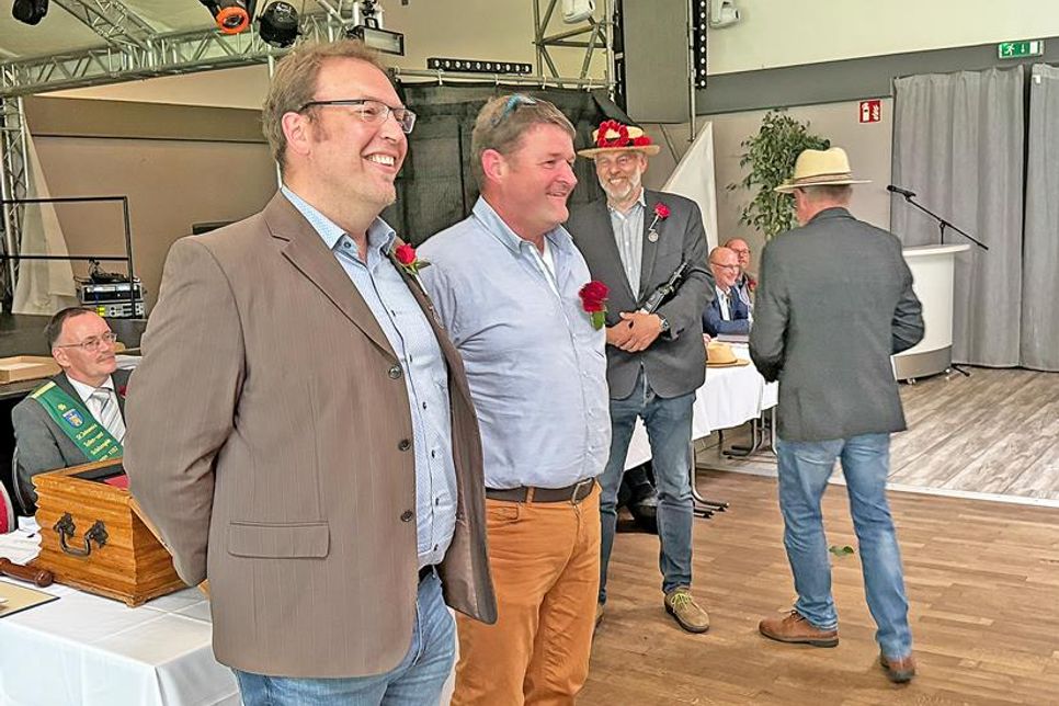 Wegen ungebührlichen Verhaltens wurden Maximilian Bähler und Eckhard Kasten vor die geöffnete Lade zitiert und mit einer Strafe belegt. Beide nahmen es jedoch sichtlich mit Humor.