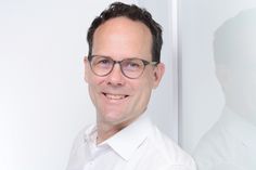 Dr. Tom Deutschle aus Hamburg ist der erste Referent der diesjährigen Kinder-Uni in Stockelsdorf. Den coolen Regenwald bringt er dem jungen Publikum.
