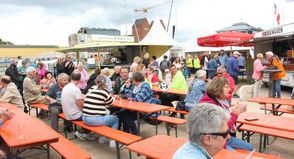 Von Freitag bis Sonntag lädt das Bratheringsfest auf dem Netztrockenplatz zum Feiern und Genießen ein.