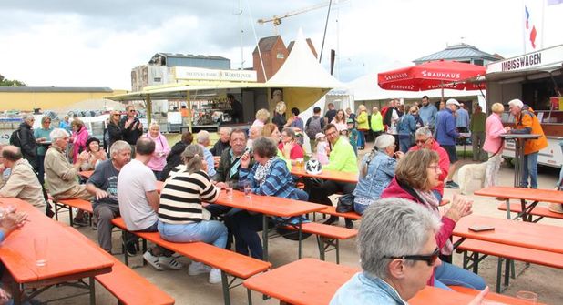 Von Freitag bis Sonntag lädt das Bratheringsfest auf dem Netztrockenplatz zum Feiern und Genießen ein.
