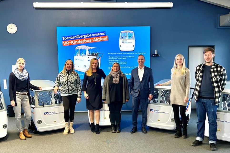 Die Vertreter der Einrichtungen bei der Übergabe der Kinderbusse: Lena Kohlsaat, Olga Grabowski, Anna Wiatrok (Leiterin Marketing/Kommunikation VR Bank), Franziska Tausendfreund, Lars Nissen (Co-Vorstandssprecher VR Bank), Nele Faber und Thore Paulsen (v. lks.).