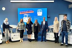 Die Vertreter der Einrichtungen bei der Übergabe der Kinderbusse: Lena Kohlsaat, Olga Grabowski, Anna Wiatrok (Leiterin Marketing/Kommunikation VR Bank), Franziska Tausendfreund, Lars Nissen (Co-Vorstandssprecher VR Bank), Nele Faber und Thore Paulsen (v. lks.).
