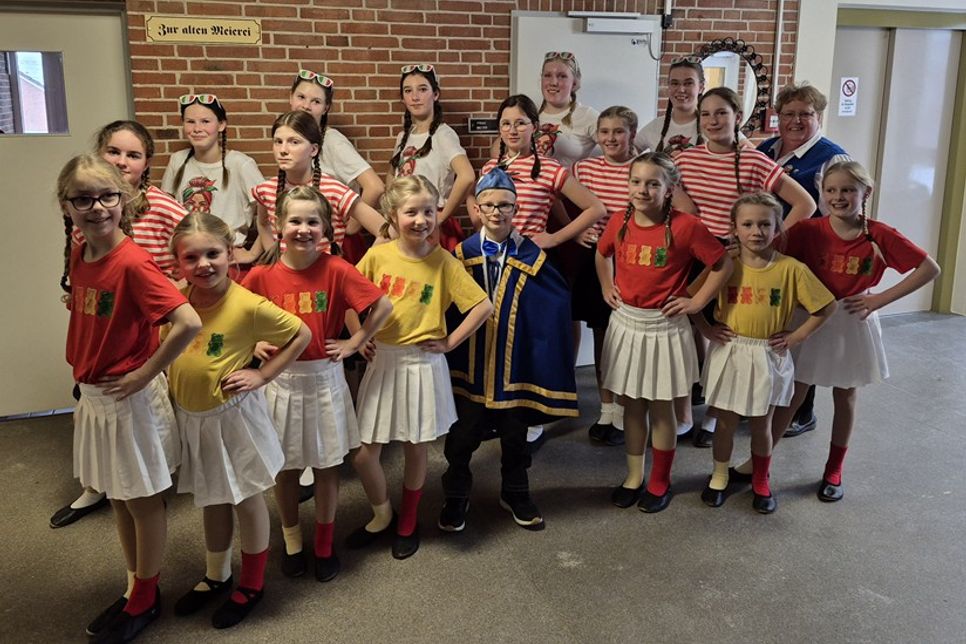 Die Kindertanzgarden des Karnevalvereins Bi-Wa Altenkrempe mit ihrer Tanztrainerin Ilona Makoben (hi. re.).