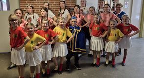 Die Kindertanzgarden des Karnevalvereins Bi-Wa Altenkrempe mit ihrer Tanztrainerin Ilona Makoben (hi. re.).