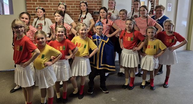 Die Kindertanzgarden des Karnevalvereins Bi-Wa Altenkrempe mit ihrer Tanztrainerin Ilona Makoben (hi. re.).