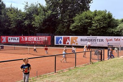 So soll es sein - ein Tennisplatz voller Kinder.