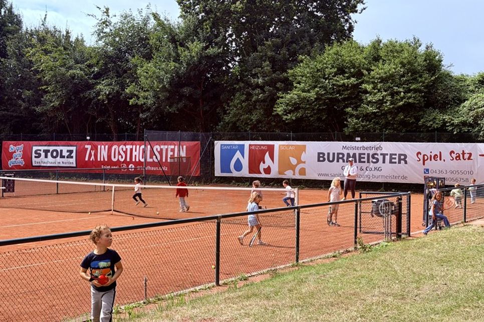 So soll es sein - ein Tennisplatz voller Kinder.
