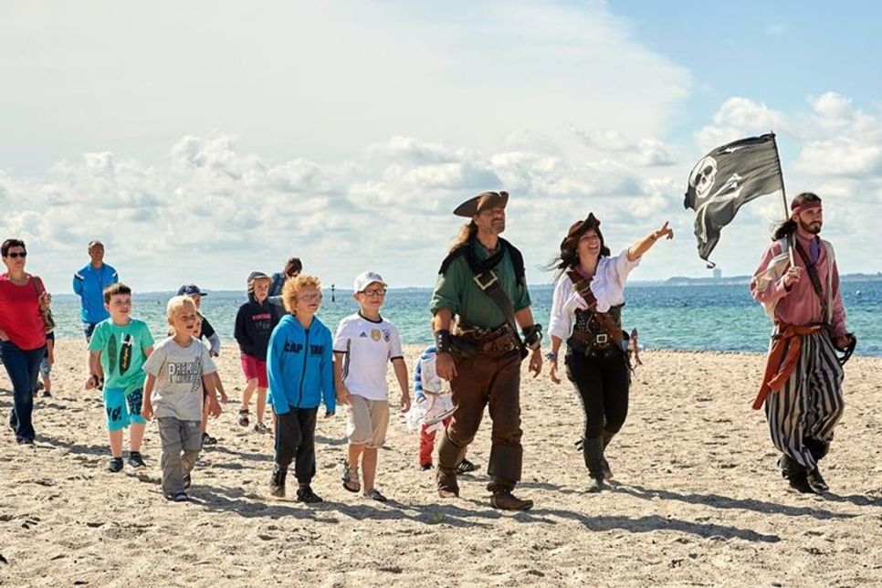 Angeführt wird die wilde Crew bei den spannenden Piratenwanderungen von Capt’n Flint. (Foto: Lübecker Bucht/Samuel Zuder)