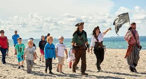 Angeführt wird die wilde Crew bei den spannenden Piratenwanderungen von Capt’n Flint. (Foto: Lübecker Bucht/Samuel Zuder)