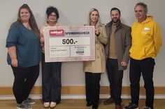 Übergabe des symbolischen Spendenschecks mit Lisa Griebel, Krankenschwester und Praxisanleiterin, Stephanie Wirobski, Leitung Sozialdienst und Spendenbeauftragte, Paula und Denis Schlüter, Geschäftsführung Nahkauf und Dr. med. Stefan Ortfeld, Klinikdirektor (v. lks.).