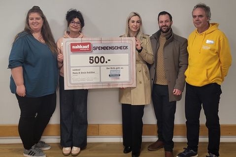 Übergabe des symbolischen Spendenschecks mit Lisa Griebel, Krankenschwester und Praxisanleiterin, Stephanie Wirobski, Leitung Sozialdienst und Spendenbeauftragte, Paula und Denis Schlüter, Geschäftsführung Nahkauf und Dr. med. Stefan Ortfeld, Klinikdirektor (v. lks.).