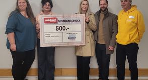 Übergabe des symbolischen Spendenschecks mit Lisa Griebel, Krankenschwester und Praxisanleiterin, Stephanie Wirobski, Leitung Sozialdienst und Spendenbeauftragte, Paula und Denis Schlüter, Geschäftsführung Nahkauf und Dr. med. Stefan Ortfeld, Klinikdirektor (v. lks.).