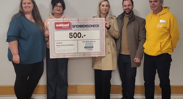 Übergabe des symbolischen Spendenschecks mit Lisa Griebel, Krankenschwester und Praxisanleiterin, Stephanie Wirobski, Leitung Sozialdienst und Spendenbeauftragte, Paula und Denis Schlüter, Geschäftsführung Nahkauf und Dr. med. Stefan Ortfeld, Klinikdirektor (v. lks.).