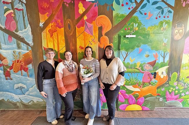 von links Johanna Grapengeter (Vorstand), Vanessa Dahlmann (Vorstand), Cindy Fröhlich (Künstlerin) und Friederike Lamp (Kita-Leitung)