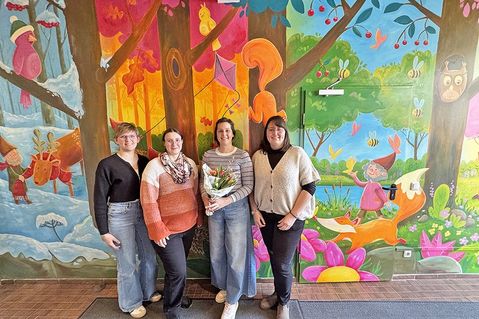 von links Johanna Grapengeter (Vorstand), Vanessa Dahlmann (Vorstand), Cindy Fröhlich (Künstlerin) und Friederike Lamp (Kita-Leitung)