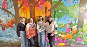 von links Johanna Grapengeter (Vorstand), Vanessa Dahlmann (Vorstand), Cindy Fröhlich (Künstlerin) und Friederike Lamp (Kita-Leitung)