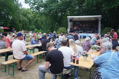 Das abwechslungsreiche Programm auf der Bühne sorgte für viele gut gelaunte Gäste.