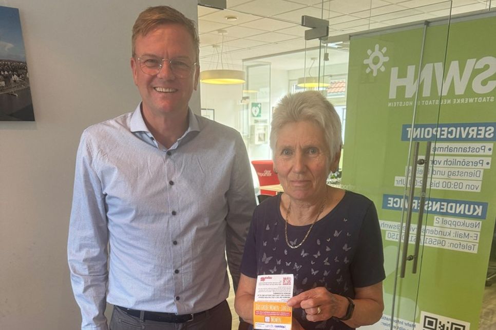 Glücksfee Gabriele Nellies mit Sven Muchow vom reporter bei der Auslosung im Verlagsgebäude.