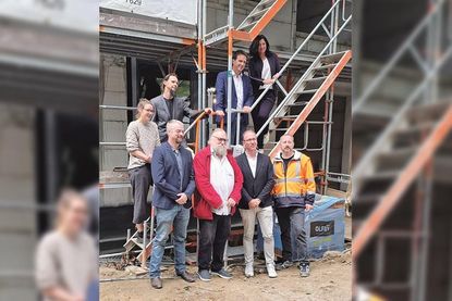 Jeremy Fields (Trapez-Architektur, vordere Reihe von links), Sozialausschuss-Vorsitzender Jürgen Brede, Torben Suhr von „Bruch & Suhr“, Marcus Pump (Bauamt Gemeinde Scharbeutz) sowie Alena Eichler (hintere Reihe von links) und Stepan Fleischer (Trapez) mit Schulleiter Wolfram Henkies und Bürgermeisterin Bettina Schäfer beim Richtfest in Pönitz.