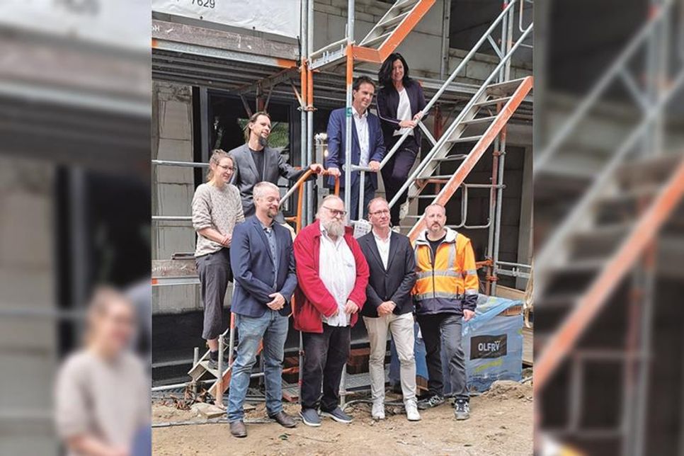 Jeremy Fields (Trapez-Architektur, vordere Reihe von links), Sozialausschuss-Vorsitzender Jürgen Brede, Torben Suhr von „Bruch &amp; Suhr“, Marcus Pump (Bauamt Gemeinde Scharbeutz) sowie Alena Eichler (hintere Reihe von links) und Stepan Fleischer (Trapez) mit Schulleiter Wolfram Henkies und Bürgermeisterin Bettina Schäfer beim Richtfest in Pönitz.