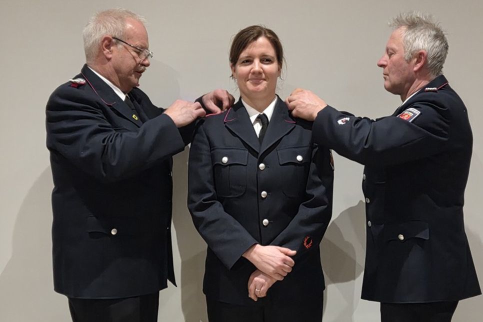 Jugendwartin Kim Swaantje Sacht während der Beförderung durch Gemeindewehrführer Klaus Seehase (lks.) und dem stellvertretenden Gemeindewehrführer Carsten Schulz.