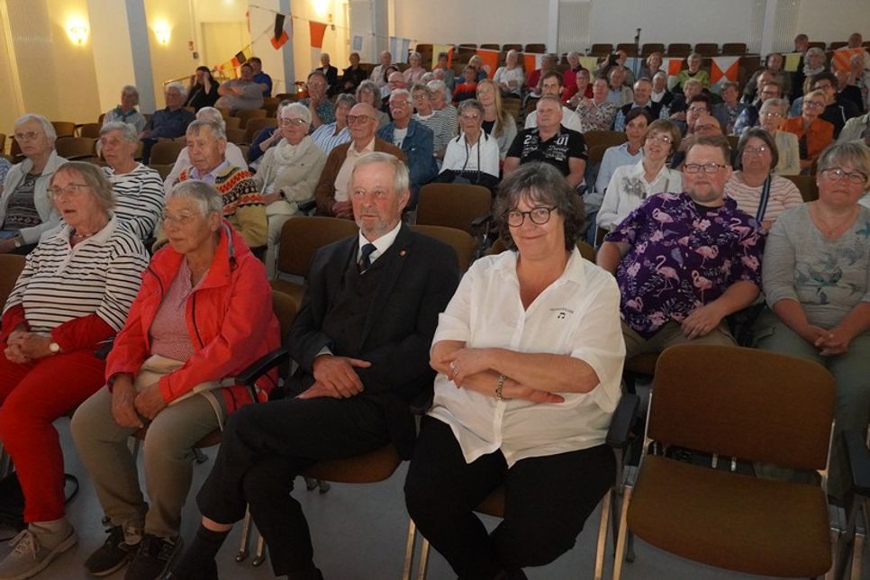 Am Freitag im Theatersaal der Jacob-Lienau-Schule: Bürgervorsteher Heinrich Holtfester und 1. Vorsitzende der „Ostseekrabben“ Tanja Bednarzik (re.)