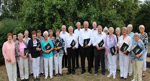 Die Sängerinnen und Sänger blicken dankbar auf viele unvergessliche musikalische Stunden zurück und sagen: Danke, Marianne Loocks (9. v. lks.), für 50 Jahre voller Musik, Gemeinschaft und Herzblut.
