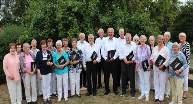 Die Sängerinnen und Sänger blicken dankbar auf viele unvergessliche musikalische Stunden zurück und sagen: Danke, Marianne Loocks (9. v. lks.), für 50 Jahre voller Musik, Gemeinschaft und Herzblut.