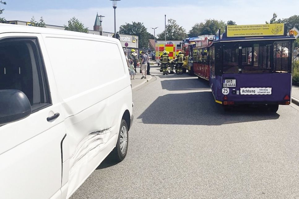 Am 31. Juli kam es in Niendorf/Ostsee zu einem Zusammenstoß zwischen der Ostsee-Bimmelbahn TiDo und einem Transporter.
