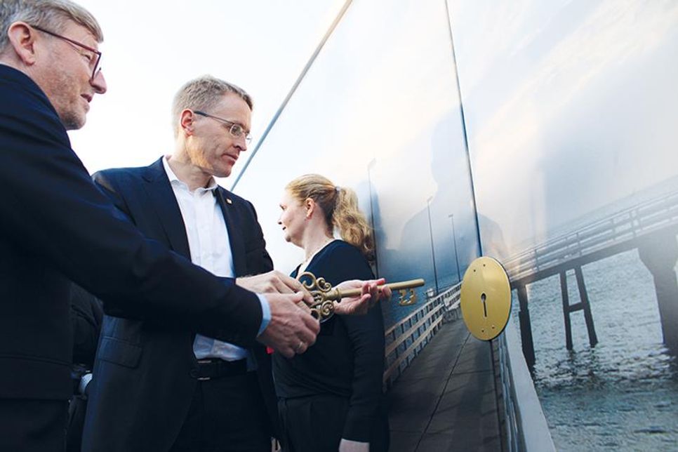 Ministerpräsident Daniel Günther beim Öffnen des Tores zur neuen Maritim-Seebrücke mit dem symbolischen Schlüssel.