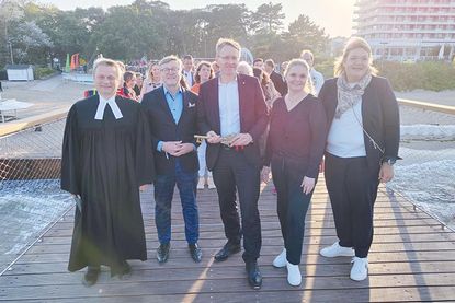 Pastor Lars Lemke (von links), Bürgermeister Sven Partheil-Böhnke, Ministerpräsident Daniel Günther, Bürgervorsteherin Anja Evers und Gesine Muus, Werkleiterin der Kurbetriebes, beim Betreten der Seebrücke.