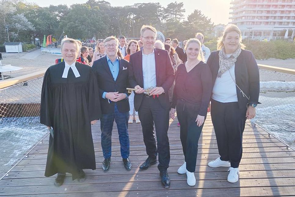 Pastor Lars Lemke (von links), Bürgermeister Sven Partheil-Böhnke, Ministerpräsident Daniel Günther, Bürgervorsteherin Anja Evers und Gesine Muus, Werkleiterin der Kurbetriebes, beim Betreten der Seebrücke.