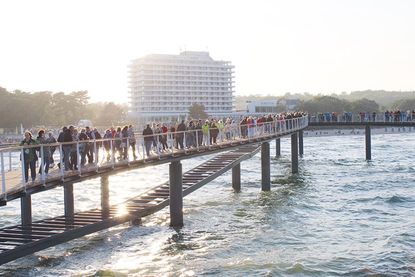 Die Besucher strömen auf die frisch eröffnete Maritim-Seebrücke in Timmendorfer Strand.