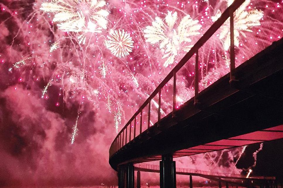 Nach der großen Beach-Party mit „Max &amp; Friends“ und Max Giesinger gab es zum Abschluss ein Feuerwerk über der neuen Seebrücke.