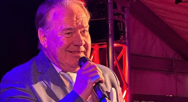 Peter Jähn singt live die großen Hits von Roland Kaiser.