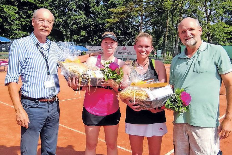 Katharina Meusburger und Anja Schüler spielten im Endspiel der Damen 30, hier mit T.S.G.-Vorsitzender Claus Lecher (links) und Turnierleiter Rainer Wolf.