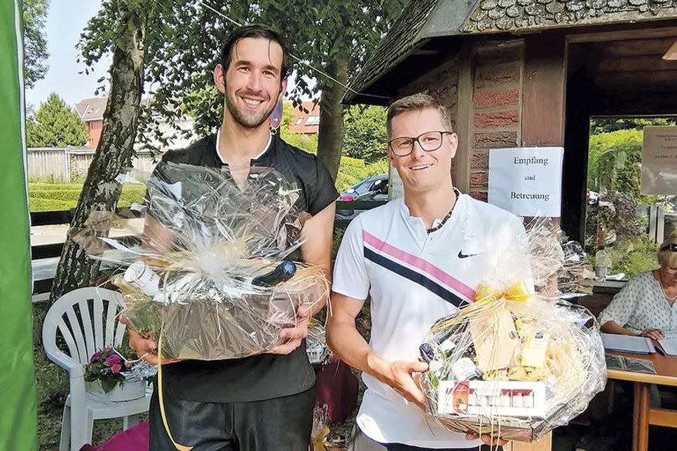 Die Finalisten in der Klasse Herren 30: Der Zweitplatzierte Mike Plohmann (TC Wedel, rechts) und Sieger Benjamin Miarka (Winterhude-Eppendorfer Turnverein von 1880 e.V.). (Fotos: TSG)