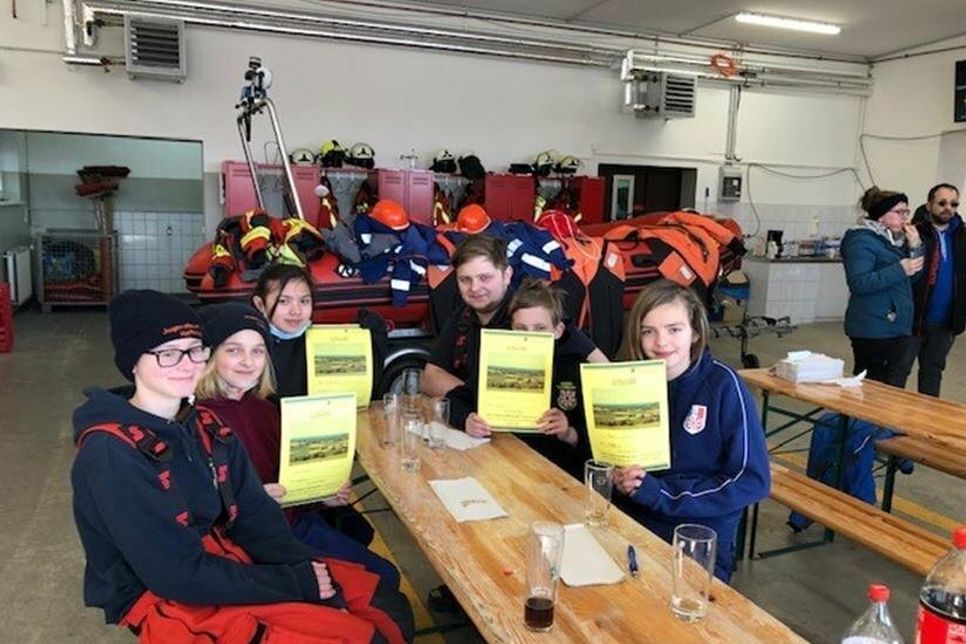 Stolz präsentieren die Jüngsten die vom Dorfvorsteher unterschriebene Teilnehmerurkunde. (red)