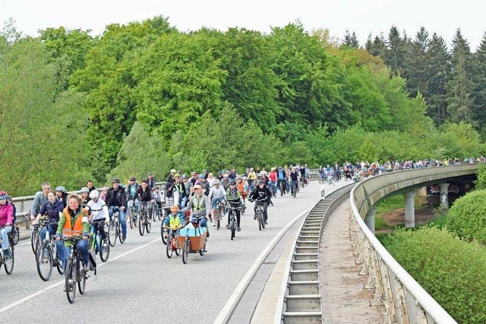 Für kurze Zeit fuhr der Fahrradkorso auch über ein Teilstück der B76, - natürlich polizeilich abgesichert