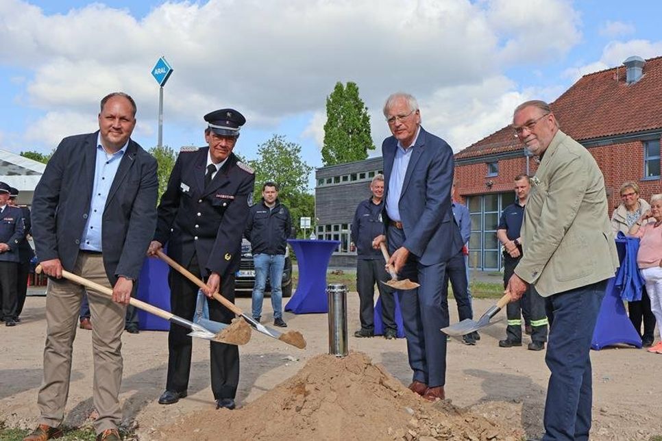 Von rechts: Kreispräsident Harald Werner, Landrat Reinhard Sager, Kreiswehrführer Michael Hasselmann und der zukünftige Landrat Timo Gaarz beim ersten Spatenstich