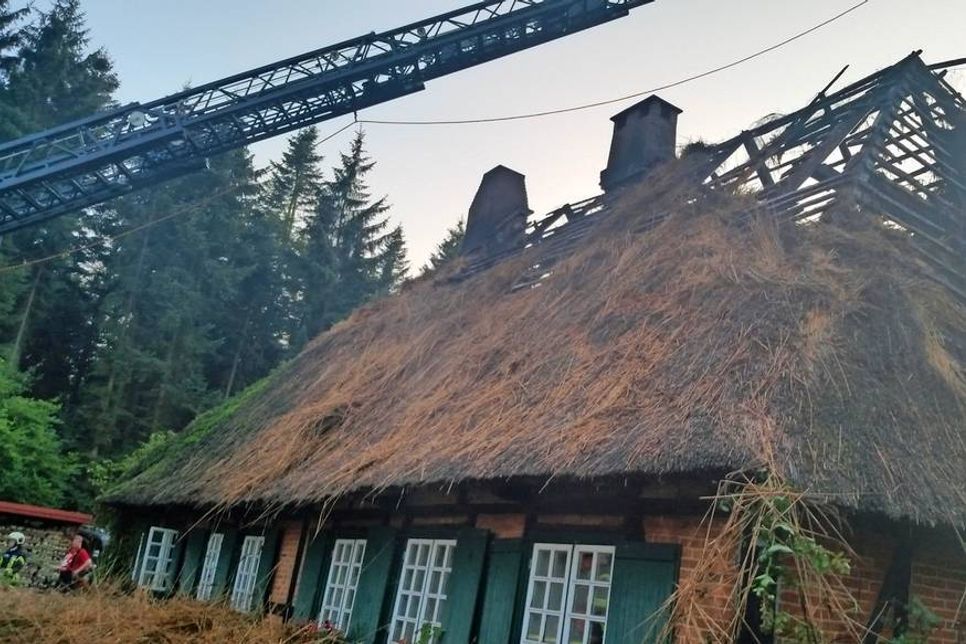 Nach dem Feuer glich das Dach einem Gerippe.