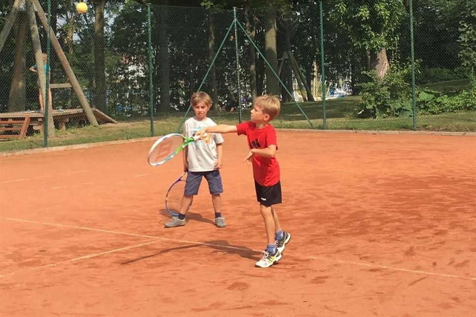 Die Mädchen und Jungen hatten bei dem Ausflug zum Tennisplatz viel Spaß.